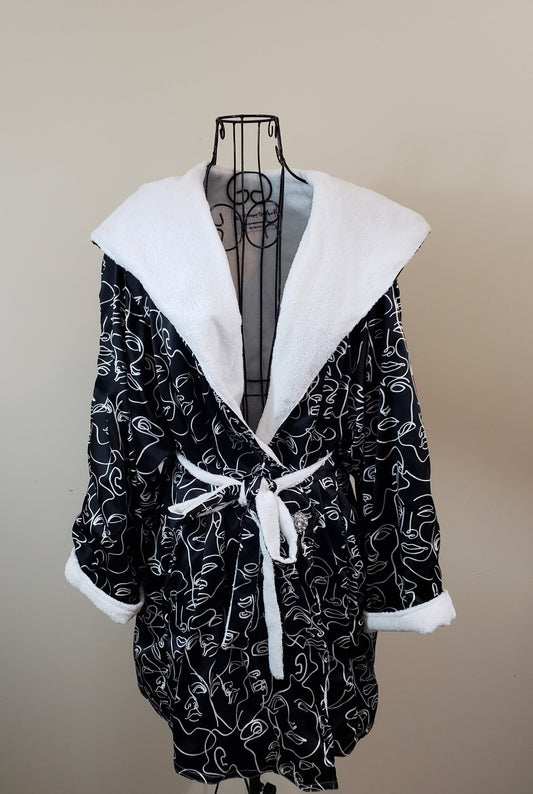 JMONIQUE BOUTIQUE Comfort Keeper Robe - Silky Print Black & White Abstract Revival Faces - New